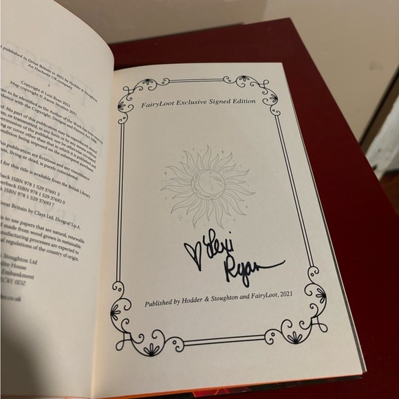 Fairyloot edition of these hollow vowels and these twisted bonds - Picture 11 of 11